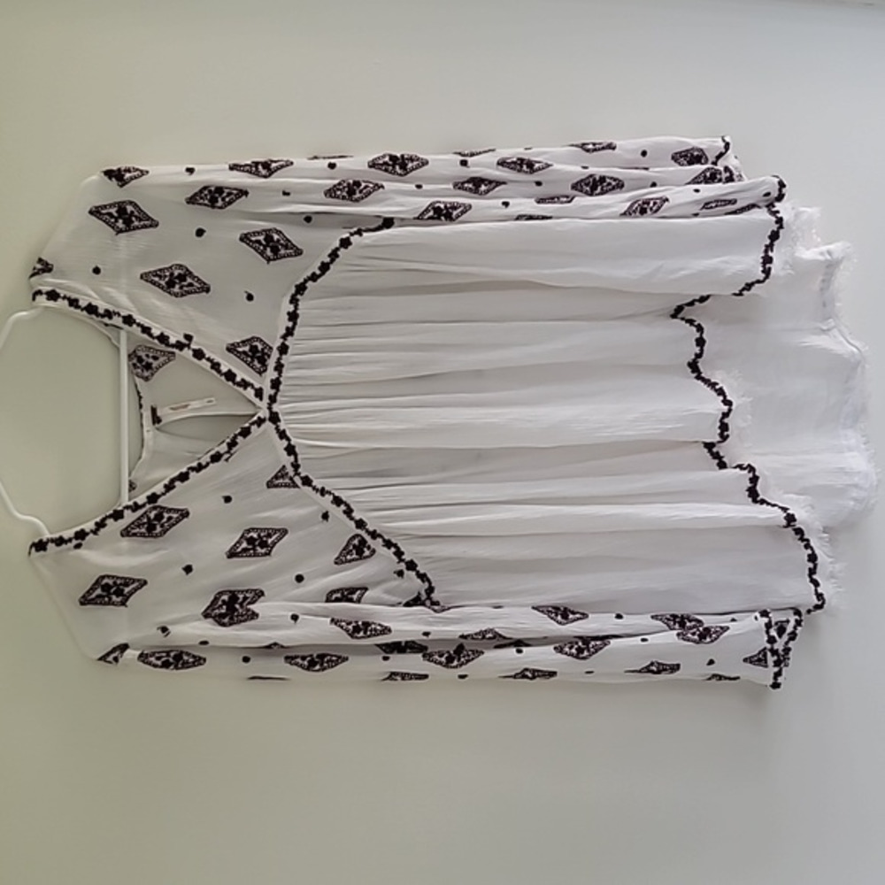 Free‎ People Blouse with burgundy embroidery